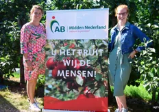 Sonja en Esther Haag van AB Midden Nederland bij de nieuwe slogan. Zij willen zich niet meer enkel focussen op de pluk een paar weken per jaar, maar gedurende het hele jaar.